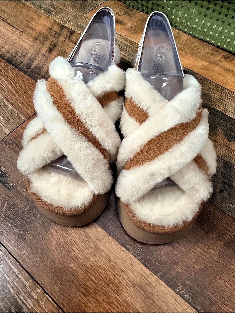 UGG Goldenstar Cross Slide Cross Slide Sandals Brown & Cream US 9 Like New
